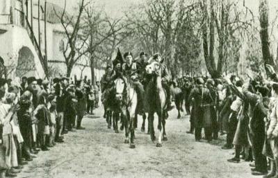 Жители освобожденного Бахчисарая приветствуют партизан. Февраль 1944 года.jpg