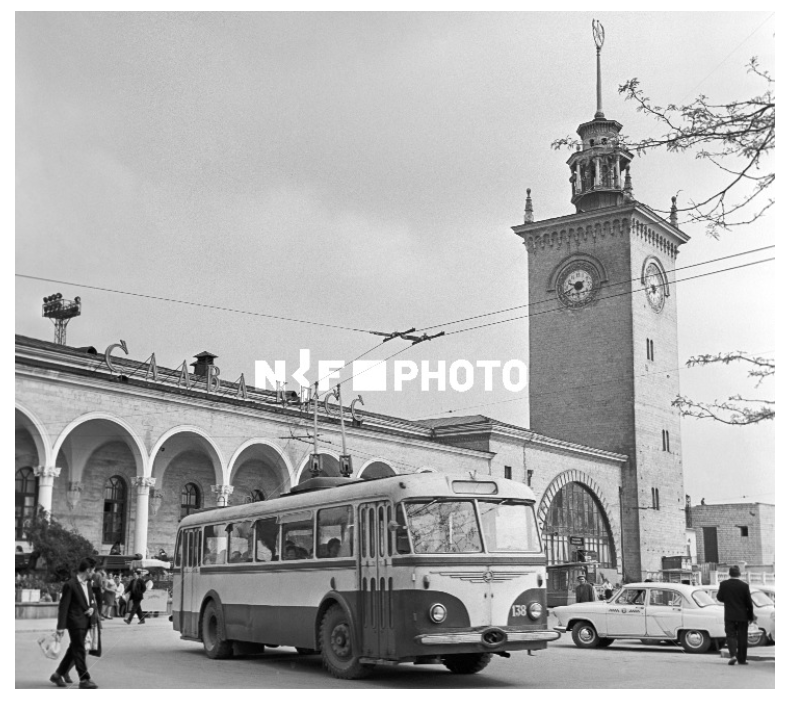 Вокзал. 21 мая 1964 г. Привокзальная площадь и здание железнодорожного вокзала. Владимир Савостьянов:ТАСС.png